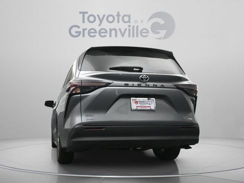Used 2026 Toyota Sienna XLE FWD image 10