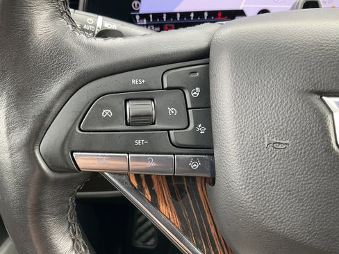 Used 2024 Cadillac Escalade ESV Premium Luxury image 31