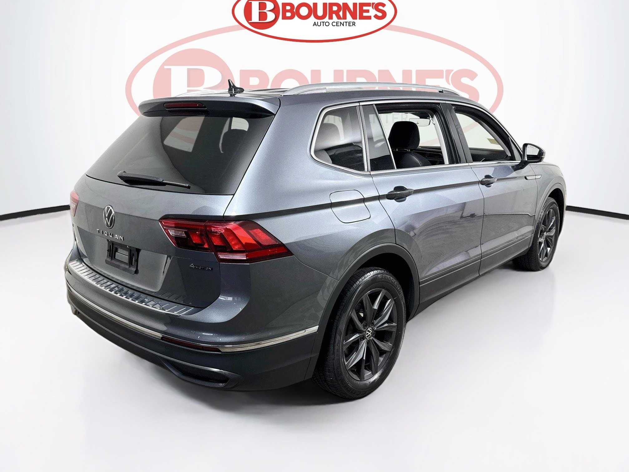 Used 2023 Volkswagen Tiguan SE w/ Panoramic Sunroof Package AWD/4WD image 11