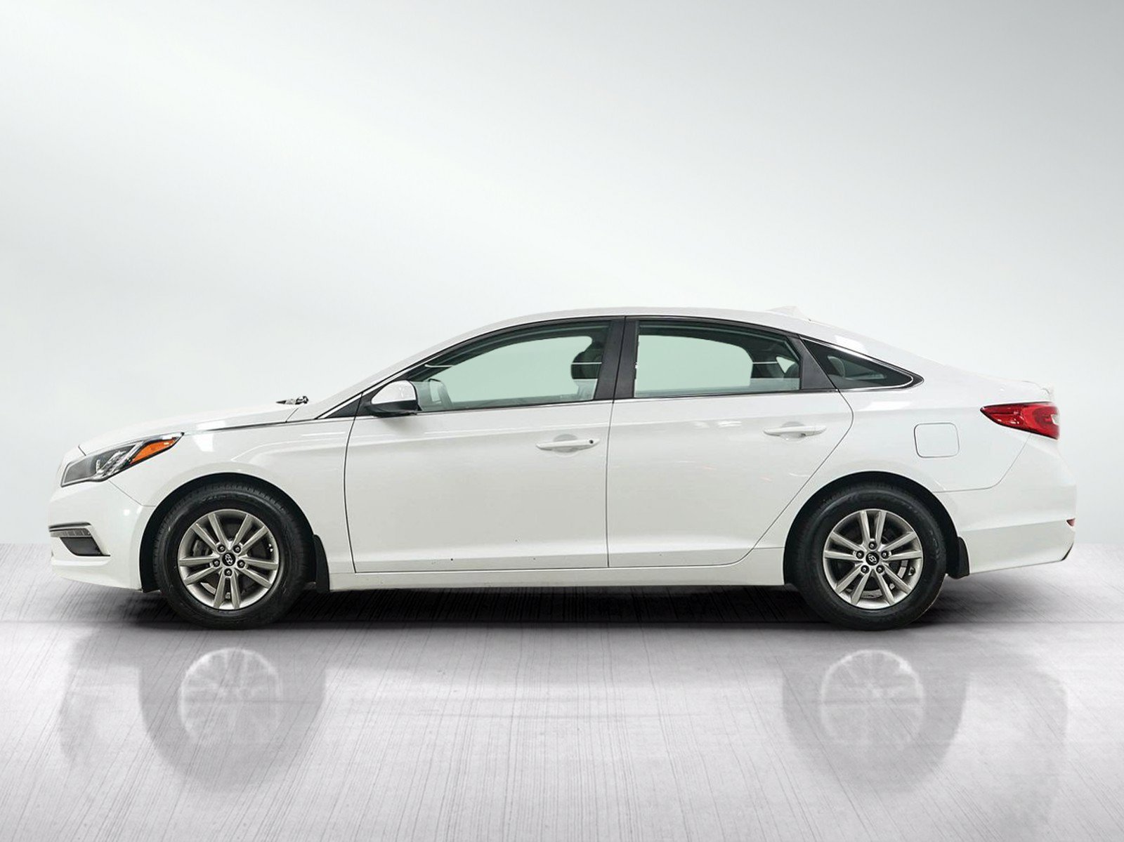 Used 2015 Hyundai Sonata SE w/ Option Group 09 FWD image 2