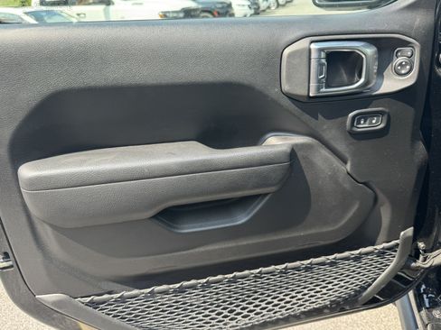 Used 2023 Jeep Wrangler Unlimited Rubicon AWD/4WD image 11