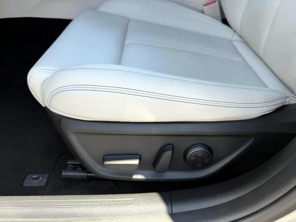 Certified 2025 Genesis G70 2.5T AWD/4WD image 15