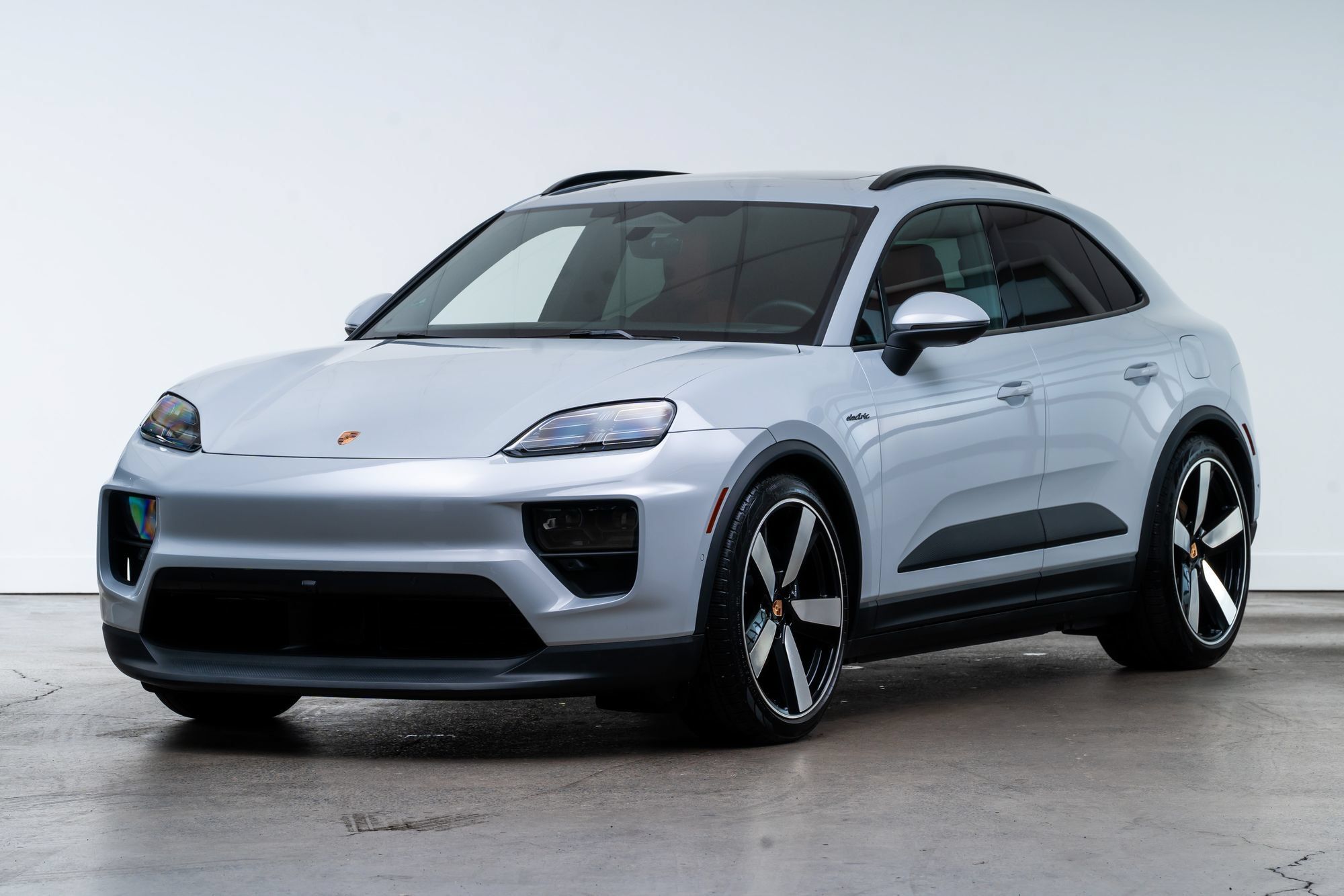 Used 2025 Porsche Macan 4 Electric w/ Premium Package AWD/4WD image 3