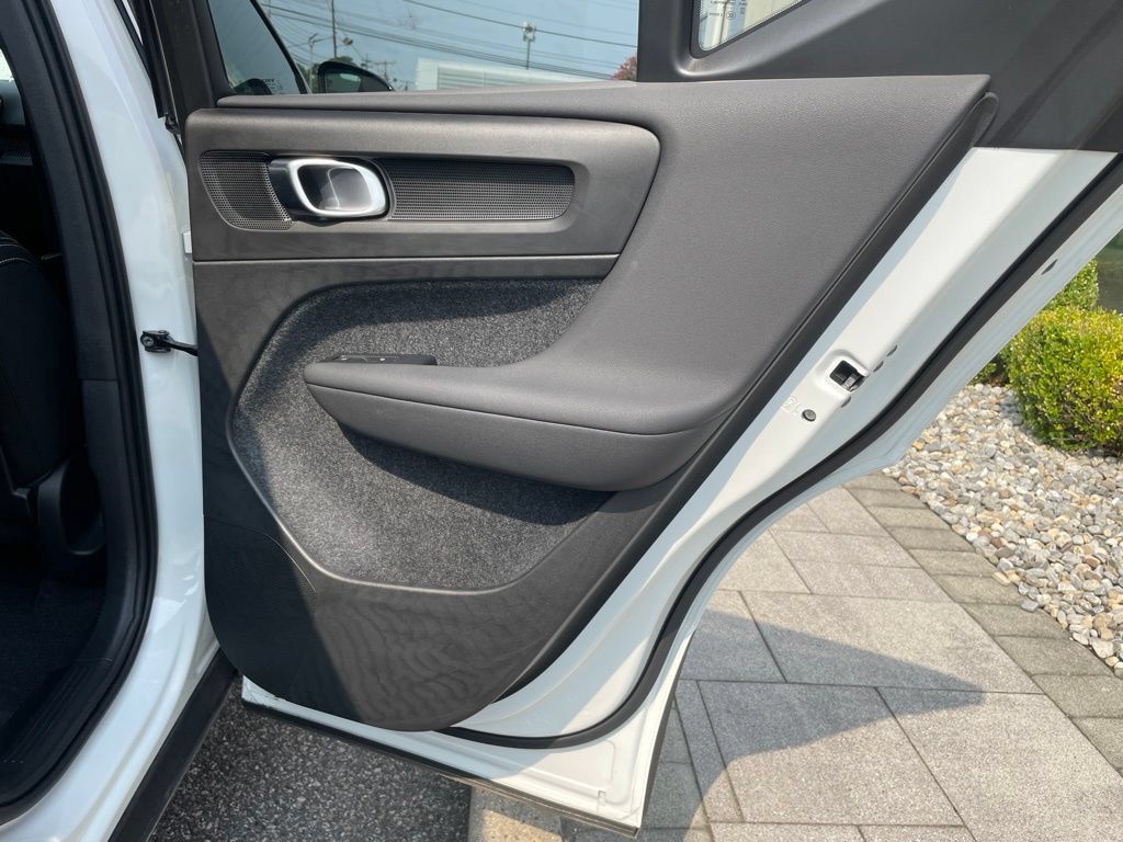 Used 2025 Volvo XC40 B5 Plus AWD/4WD image 13