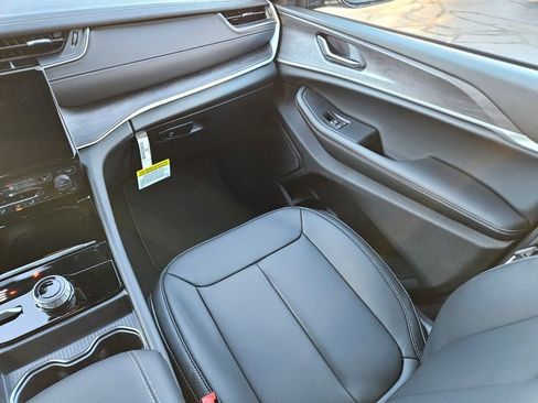 New 2025 Jeep Grand Cherokee Limited image 15