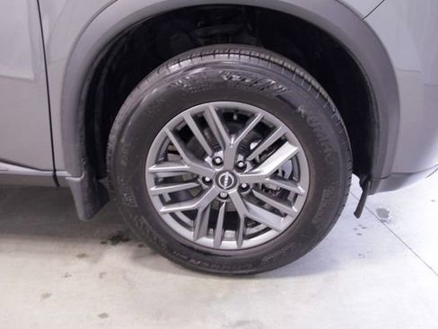 Used 2023 Nissan Rogue S image 11