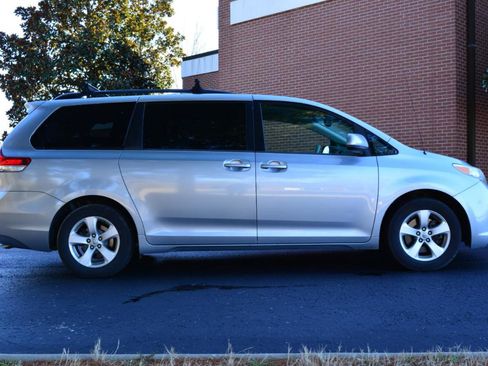 Used 2013 Toyota Sienna LE w/ Towing Pkg image 4
