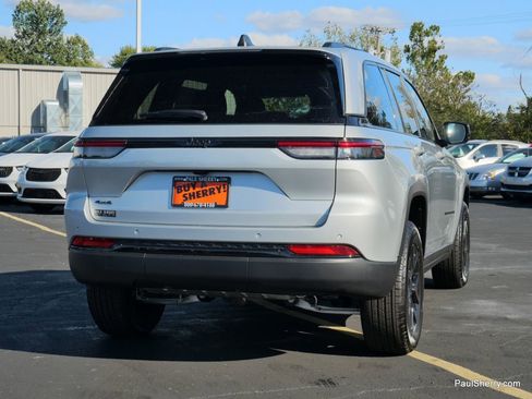 New 2025 Jeep Grand Cherokee Altitude image 13