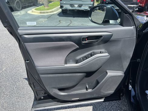 Used 2024 Toyota Highlander LE FWD image 14