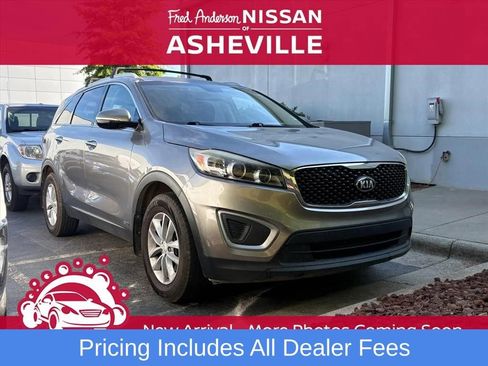 Used 2017 Kia Sorento AWD w/ LX Convenience Package image 1