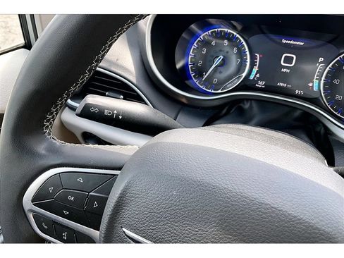 Used 2024 Chrysler Pacifica Touring-L FWD image 18