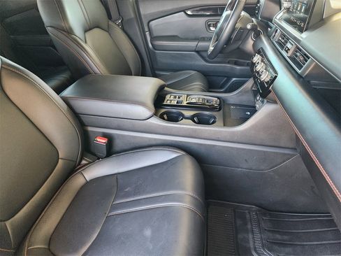 Used 2025 Honda Pilot TrailSport image 13