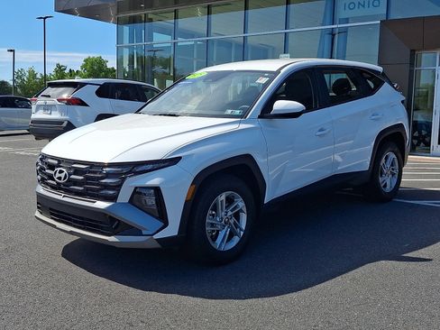 Used 2025 Hyundai Tucson SE AWD/4WD image 3