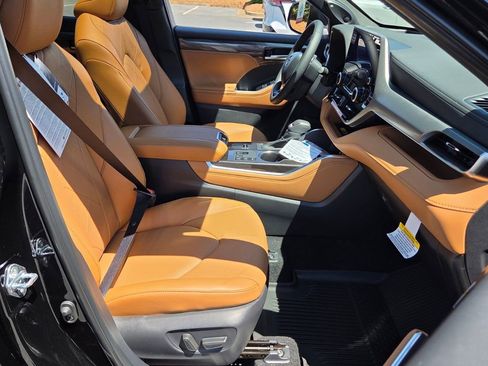 New 2026 Toyota Highlander Platinum AWD/4WD image 17