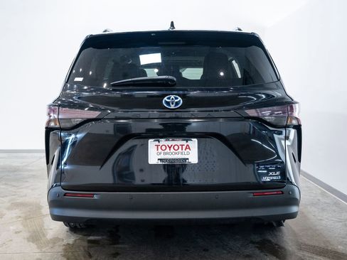 Used 2024 Toyota Sienna XLE image 8