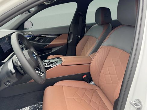 Used 2025 BMW 550e xDrive w/ Premium Package image 30