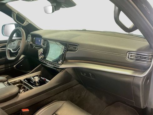 Used 2025 Jeep Wagoneer L 4WD image 31