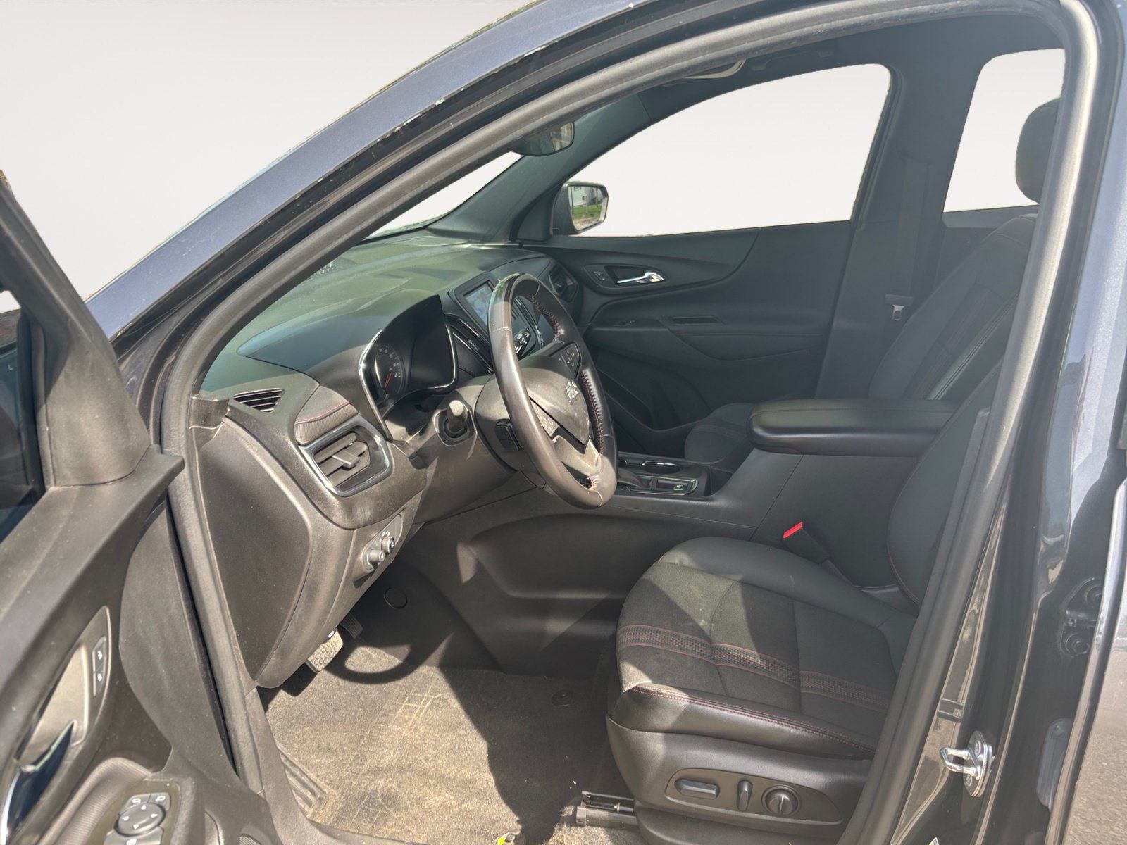 Used 2022 Chevrolet Equinox RS w/ LPO, Floor Liner Package FWD image 9