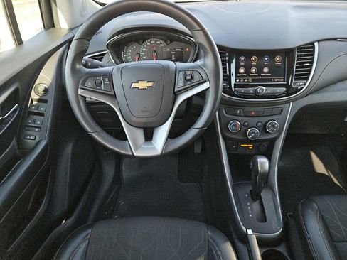 Used 2022 Chevrolet Trax LT w/ LT Convenience Package image 5