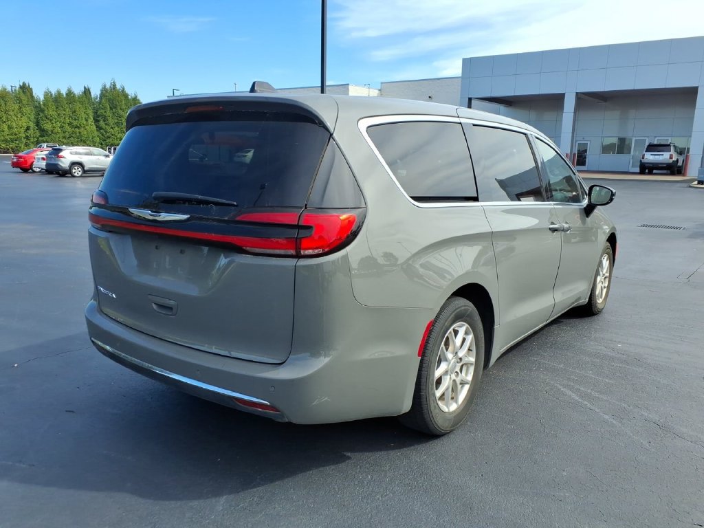 Used 2025 Chrysler Pacifica Select FWD image 3