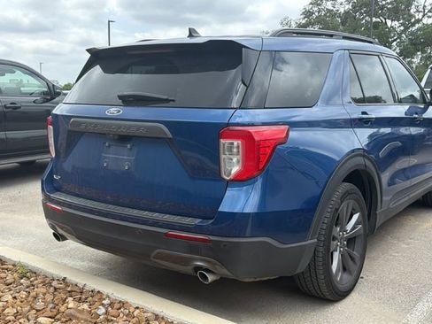 Used 2022 Ford Explorer XLT w/ Equipment Group 202A image 3