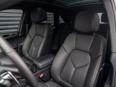 Certified 2026 Porsche Macan AWD/4WD image 5