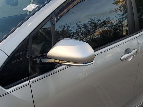 Used 2019 Toyota Prius XLE w/ Phone Cable & Charge Package image 10