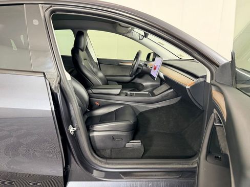 Used 2025 Tesla Model Y Long Range image 35