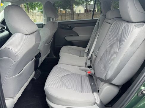 Used 2023 Toyota Highlander LE AWD/4WD image 19