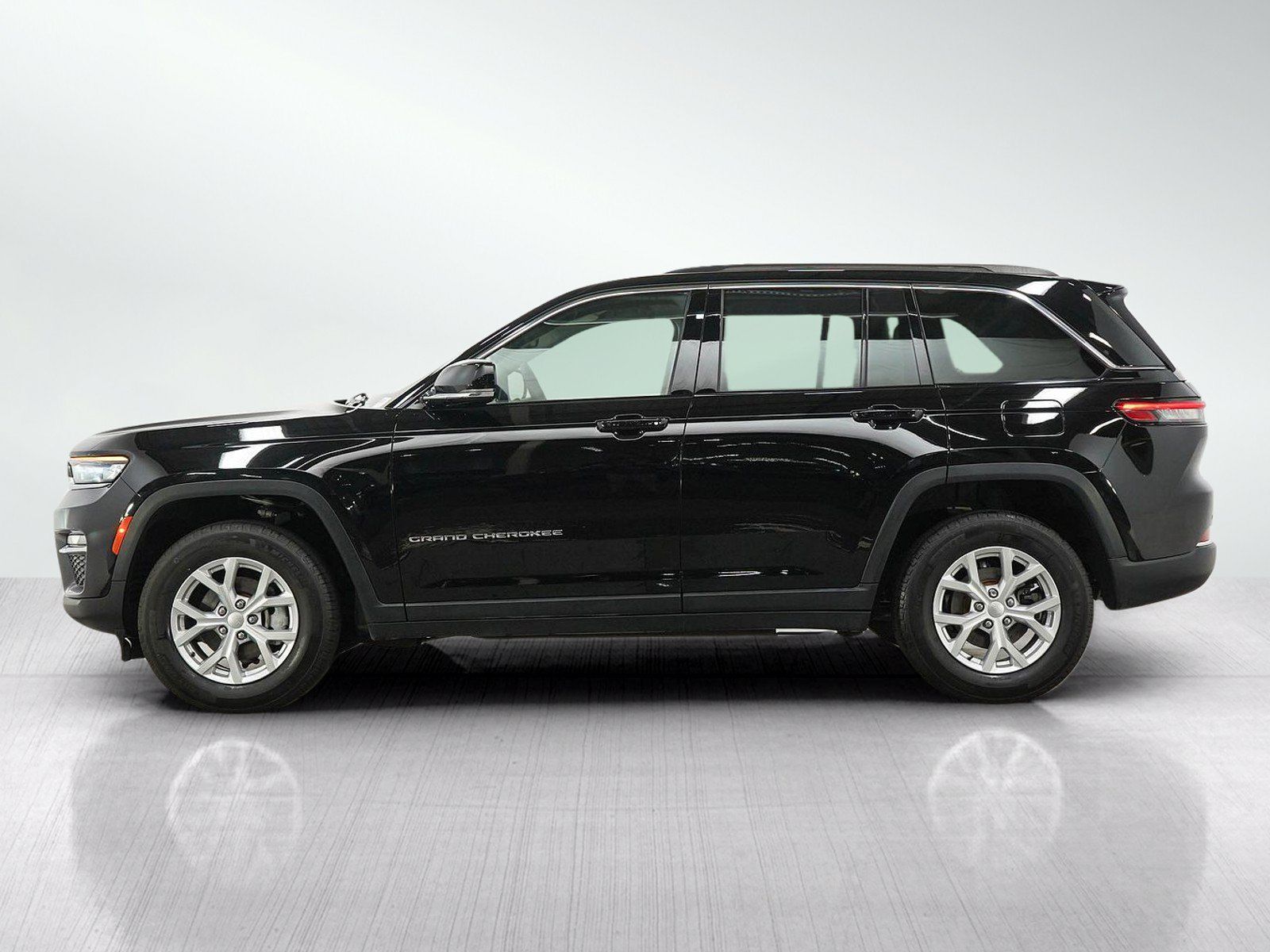 Used 2023 Jeep Grand Cherokee Limited AWD/4WD image 2