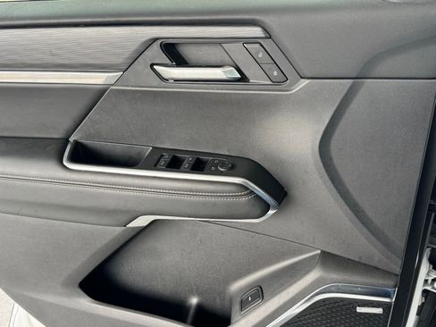 Used 2025 GMC Acadia Elevation image 37