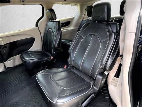 Used 2018 Chrysler Pacifica Limited w/ Advanced Safetytec Group FWD image 25