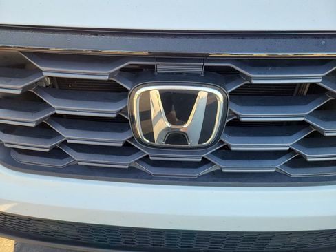 Used 2025 Honda Pilot Sport image 13