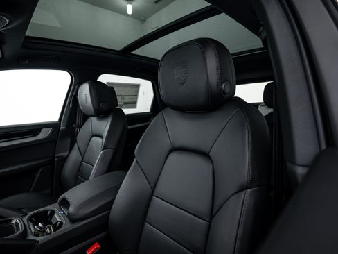 Certified 2026 Porsche Cayenne AWD/4WD image 20