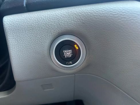 Used 2021 Chrysler Pacifica Touring-L image 8