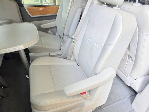 Used 2008 Chrysler Town & Country Limited w/ Entertainment Group #3 FWD image 17