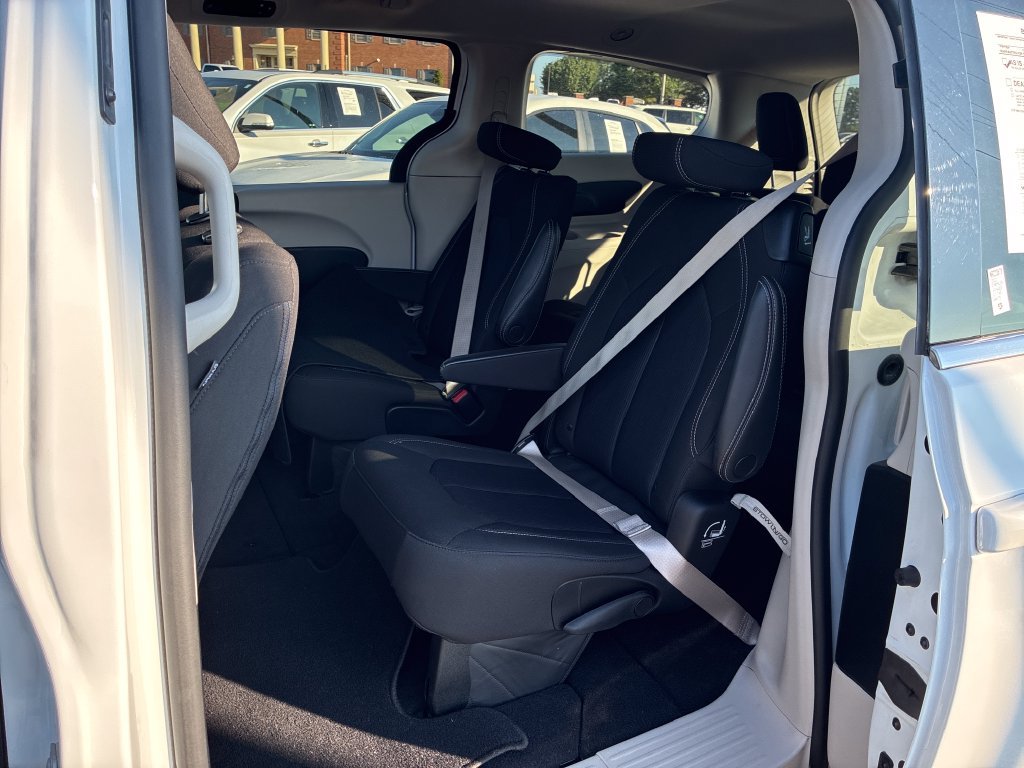 Used 2022 Chrysler Voyager LX FWD image 17