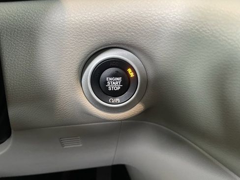 Used 2022 Chrysler Voyager LX image 17