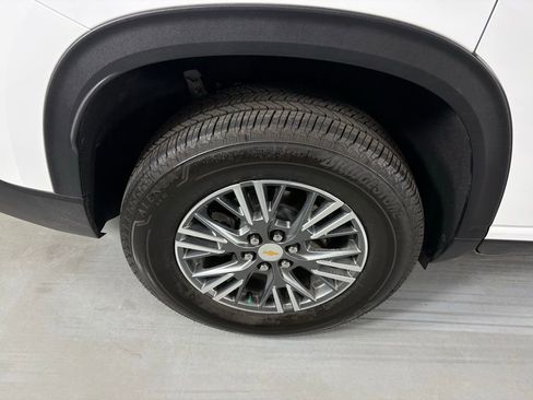 Used 2025 Chevrolet Traverse LT AWD/4WD image 13