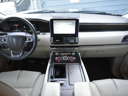 Used 2018 Lincoln Navigator Select RWD image 11