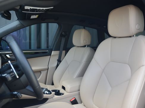 Certified 2026 Porsche Macan AWD/4WD image 5