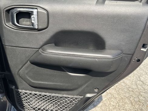 Used 2018 Jeep Wrangler Unlimited Sahara image 16