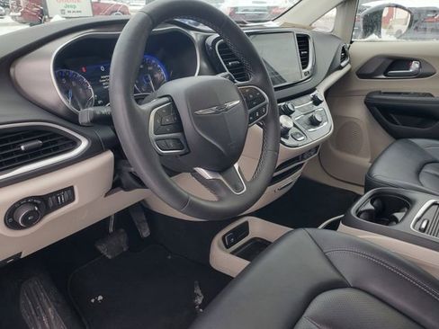 Used 2024 Chrysler Pacifica Touring-L image 15
