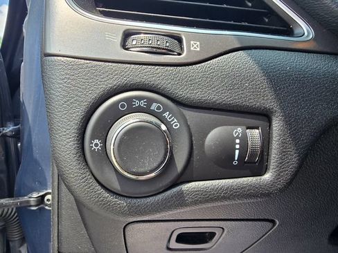 Used 2020 Jeep Cherokee Latitude w/ Cold Weather Group AWD/4WD image 17