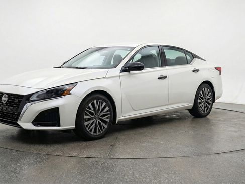 Used 2025 Nissan Altima 2.5 SV image 3