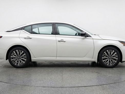 Used 2025 Nissan Altima 2.5 SV image 11