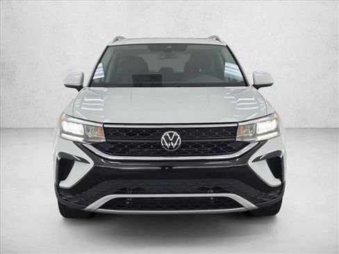 Used 2023 Volkswagen Taos SE w/ Panoramic Sunroof Package FWD image 2