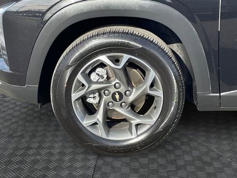 Used 2025 Chevrolet Trax LT w/ LT Convenience Package image 14