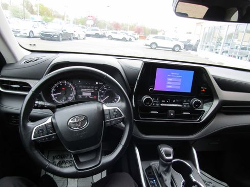 Used 2024 Toyota Highlander LE image 17