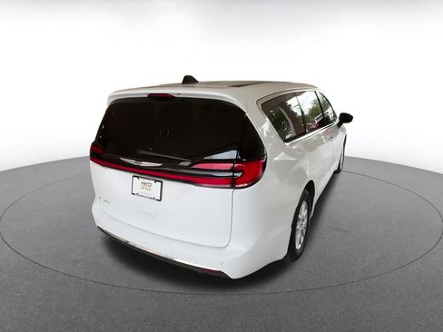 Used 2025 Chrysler Pacifica Select image 14